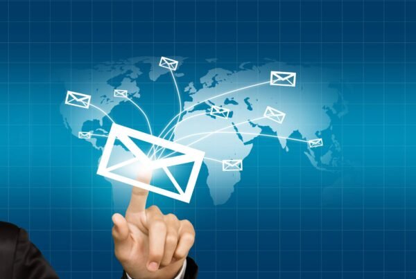 Illustration d’une stratégie multicanal combinant email marketing, réseaux sociaux et analyse de performance digitale.