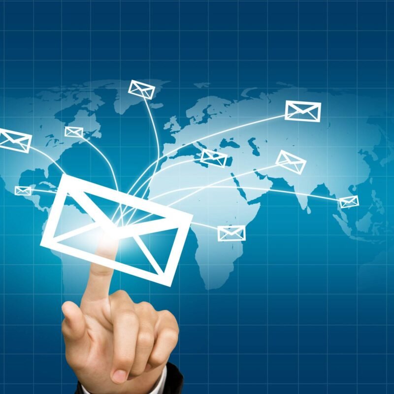 Illustration d’une stratégie multicanal combinant email marketing, réseaux sociaux et analyse de performance digitale.