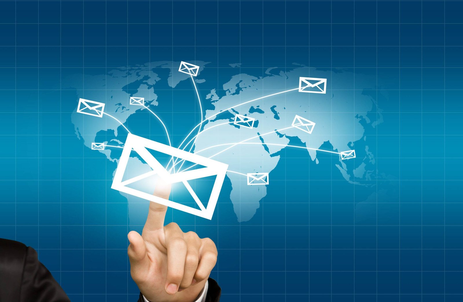 Illustration d’une stratégie multicanal combinant email marketing, réseaux sociaux et analyse de performance digitale.